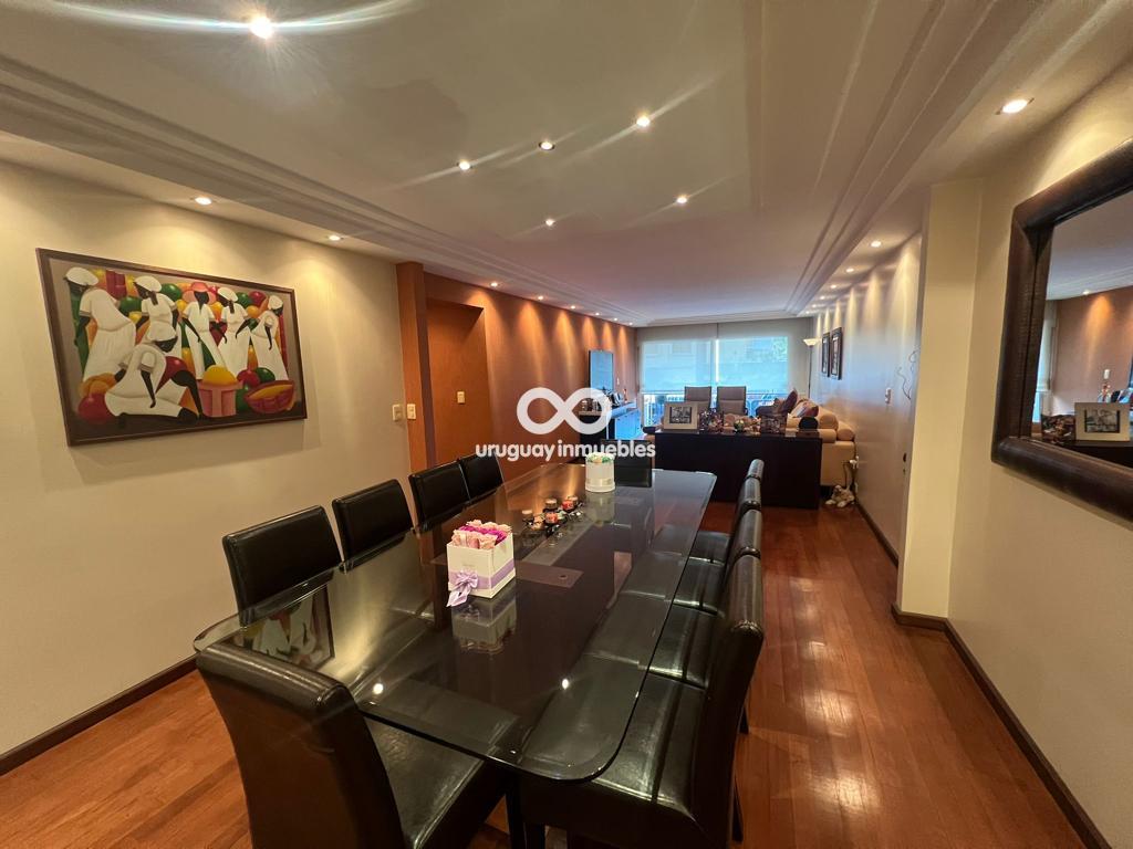 VENTA apartamento cuatro dormitorios con garage en Pocitos a pasas del mar.