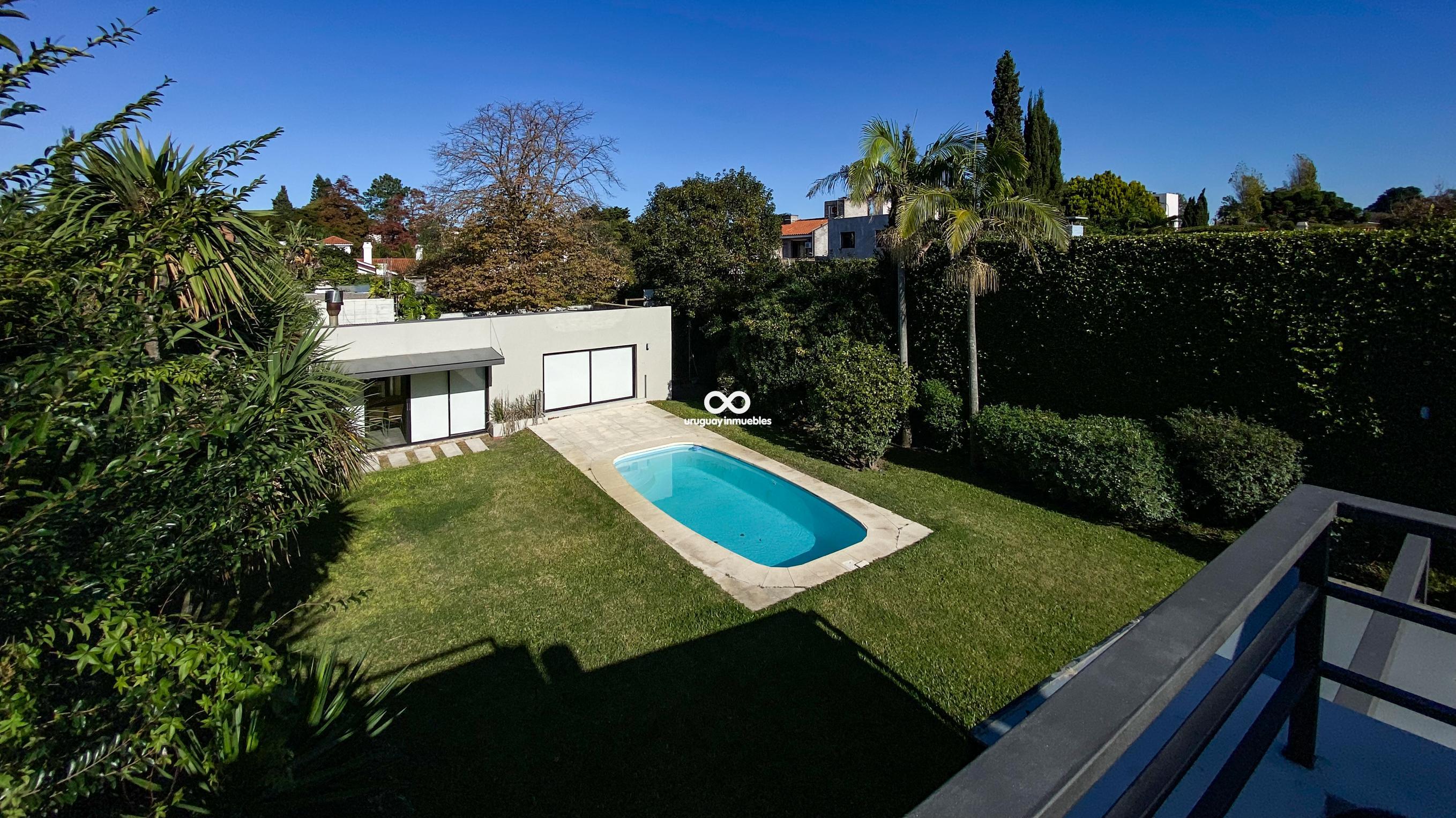Venta estupenda casa 4 dormitorios en Carrasco Sur. Se vende con muy buena renta (REF 383-25)